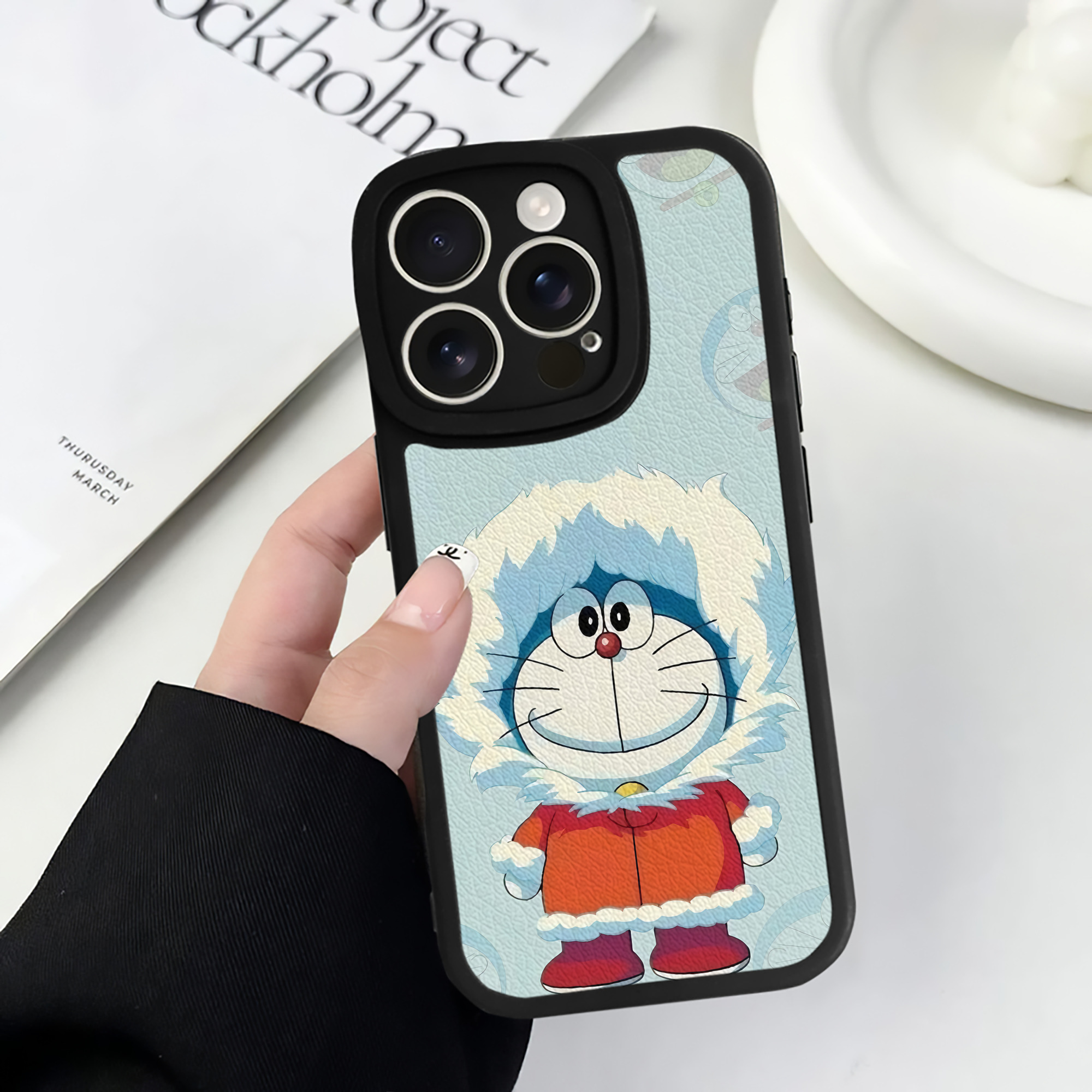 （画像用） ドラえもん Doraemon 【iPhone 16シリーズ対応】シリコンスマホケース（レザー調） 材質：シリコン
